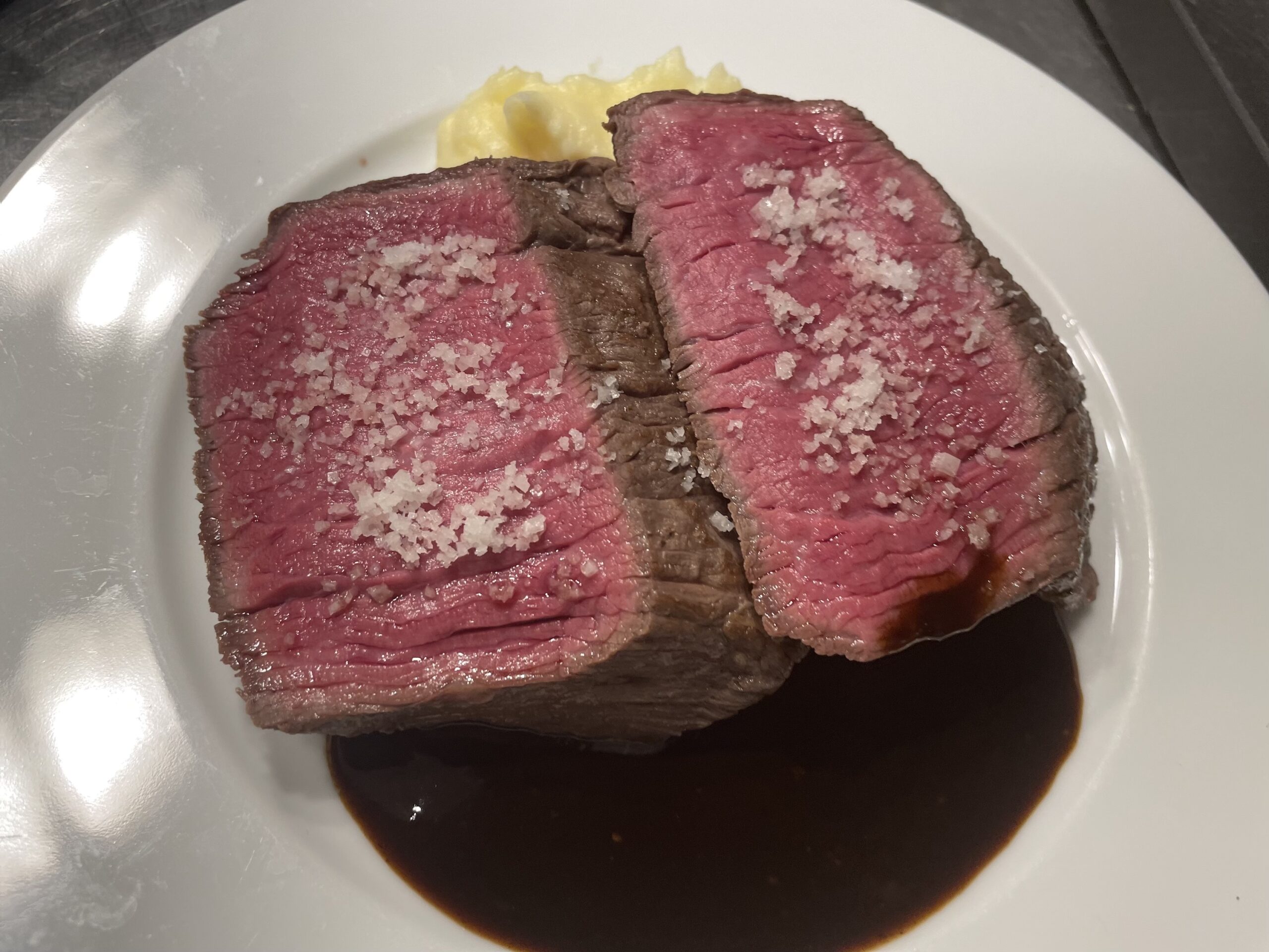 赤い肉汁の正体とは？和牛ステーキが“生焼け”に見える理由 ｜ 肉エビスドットコム