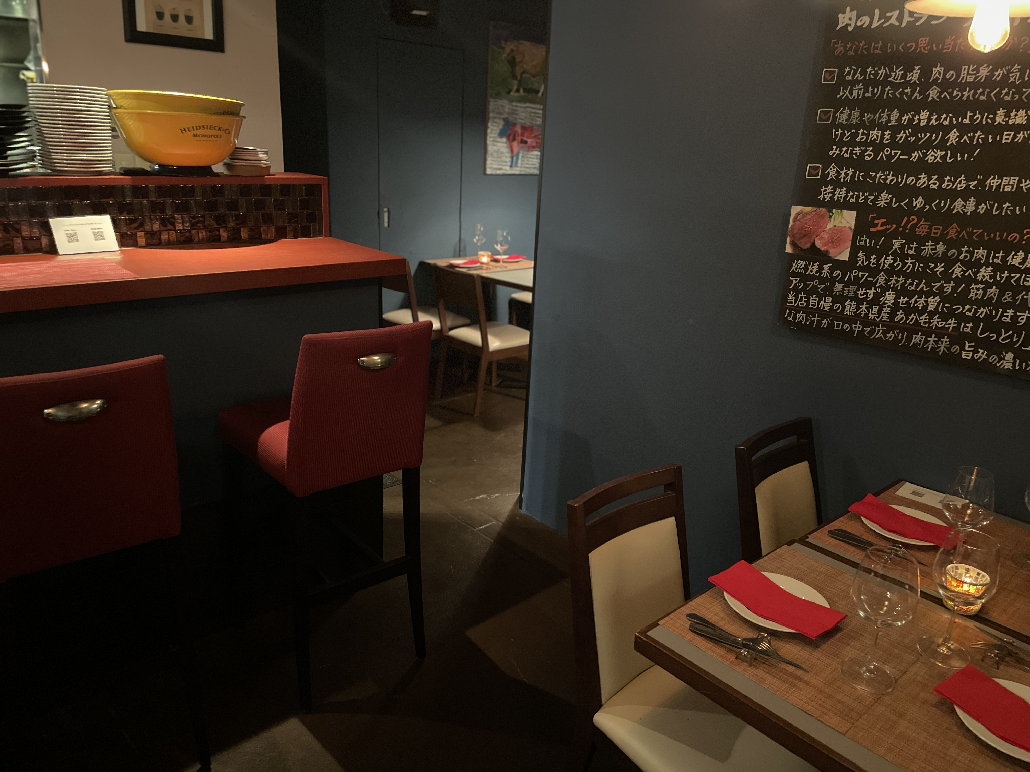 QUNIOMI店内の落ち着いたテーブル席
